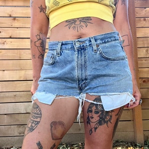 Y2K vintage Levi light wash denim cut off shorts womens size medium 31 in waist