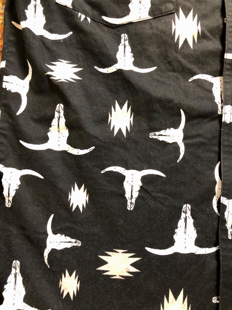 Unisex size largexlarge Awesome wranglers vintage 1980\u2019s90\u2019s western bull horn print snap shirt