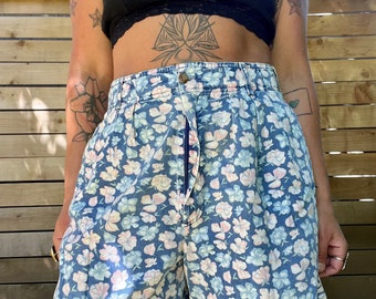 Adorable 1990’s floral women’s shorts. Size 14 medium/large