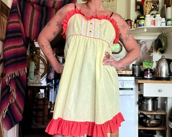 Boho vintage duurzame gele en rode zomerjurk uit de jaren 70 of nachtjurk of onderjurk damesmaat medium/large