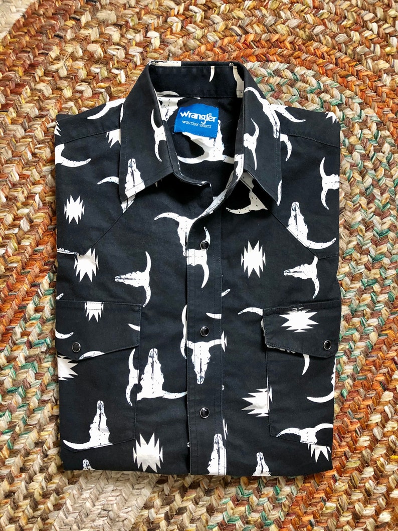 Unisex size largexlarge Awesome wranglers vintage 1980\u2019s90\u2019s western bull horn print snap shirt
