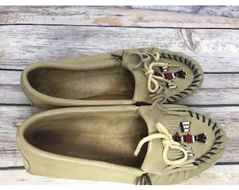 1980's vintage cream thunderbird Minnetonka moccasins womens size 5