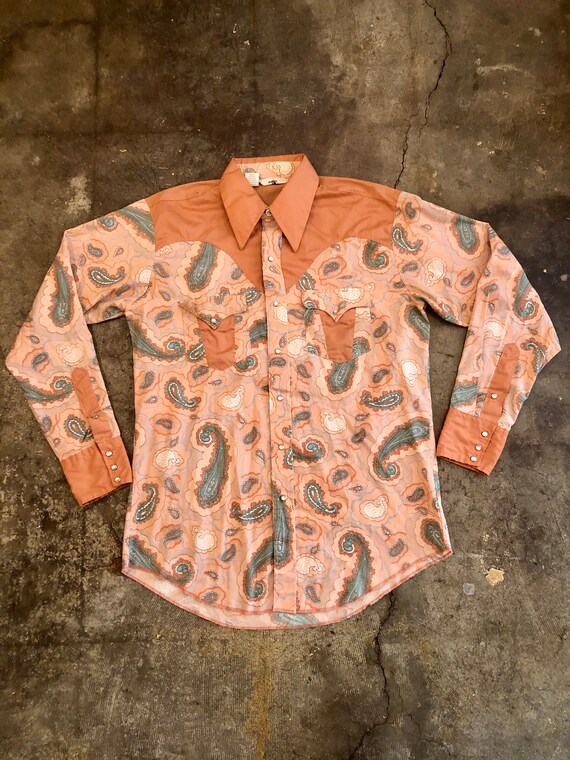 Swooning over this 1970’s paisley print western sh