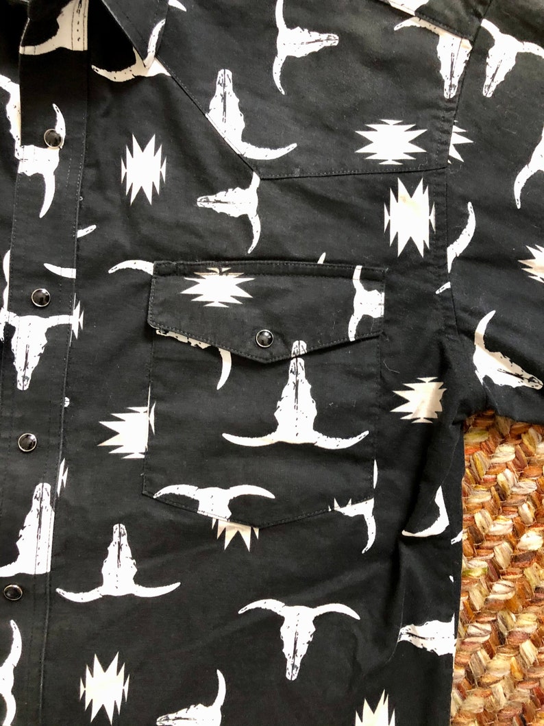 Unisex size largexlarge Awesome wranglers vintage 1980\u2019s90\u2019s western bull horn print snap shirt