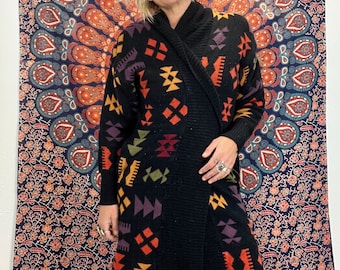 1980er Jahre Vintage Duster Cardigan Pullover erstaunliche abstrakte Designs schwarzer Pullover mit mehrfarbigem Druck Größe mittel / groß