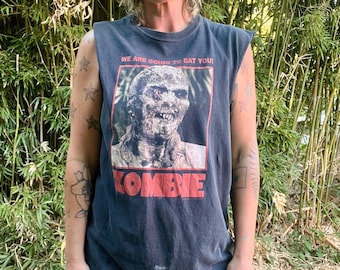 Jaren 90 vintage veranderde zombie-film promo muscle tank 'The Dead Are Among Us' heren- of damesmaat medium/groot