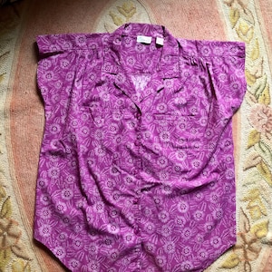 Süßes Vintage 1980s Hemd Damen Größe M / Large, lila mit weißem Blumenmuster