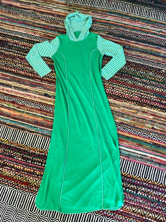 Rad 1970’s vintage hooded maxi dress. Size small