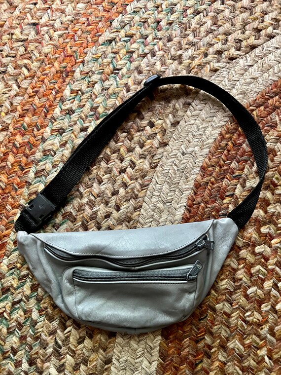 Vintage 1990’s Grey genuine leather Fanny pack