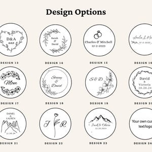 Pode incluir: Uma cole&ccedil;&atilde;o de op&ccedil;&otilde;es de design para produtos personalizados. Cada design &eacute; um gr&aacute;fico circular com arte de linha preta. Os designs incluem nomes, datas, elementos florais e uma paisagem montanhosa. O texto inclui "Design Options" e n&uacute;meros de design.