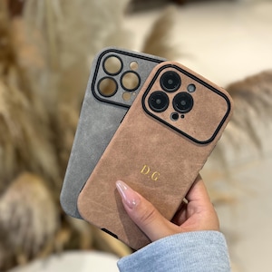 Custodia personalizzata in pelle scamosciata per iPhone 16, 15, 14 e 13 Pro Max con incisione delle iniziali, custodia in pelle per telefono, regalo per lei, custodia per telefono personalizzata.