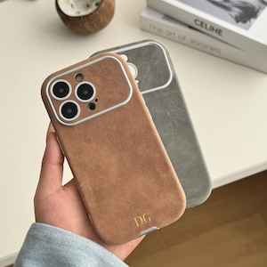 Gepersonaliseerde suède iPhone-hoesje voor iPhone 17 16 15 14 13 Pro max monogram gravure lederen telefoonhoesje cadeau voor haar aangepaste telefoonhoes