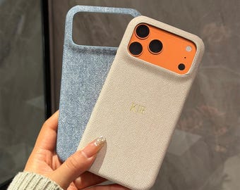 Funda de tela vaquera personalizada para iPhone, funda con inicial personalizada para iPhone 17 Pro Max, 16, 15, 14 Pro Max, 13, 12, 11: un regalo único para ella.