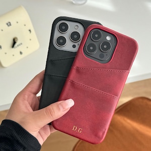 Funda personalizada para iPhone con tarjetero (iPhone 16 Pro, 15 Pro Max, 14 y 13) de piel vegana. Regalo perfecto.