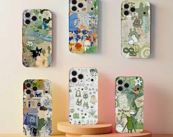 Funda de anime japonés para iPhone: un collage inspirado en Totoro, un gato kawaii y un bosque, ideal como regalo para niñas (iPhone 17, 16 y 15)
