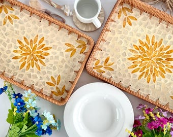 Bandeja retangular de rattan com madrepérola e estampa floral amarela, ideal para decoração de mesa, presente para o Dia das Mães, presente para ela e presente de boas-vindas.