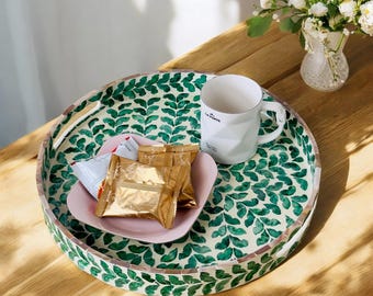 Creatief rond dienblad met parelmoer schelp, gelakt houten decoratief dienblad, handgemaakte schelpen dienblad met groen bladpatroon