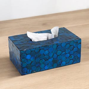 Blått pärlemorfodral för näsduksask – Rektangulär snäckinläggning med hexagonmönster, elegant heminredning och unika inflyttningspresenter