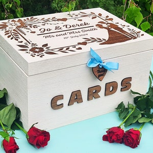 Caixa de cartão de casamento personalizada - Caixa de correio de madeira branca gravada - Caixa grande para lembranças de casamento - Design de casamento heterossexual, gay ou lésbico