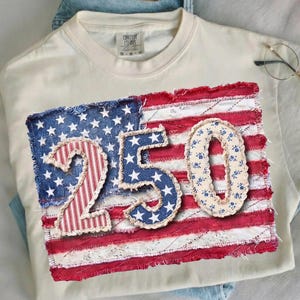 Pode incluir: Uma placa de madeira rústica com a frase "Welcome to our home" em letras brancas. A placa apresenta um acabamento desgastado e um design simples e acolhedor.