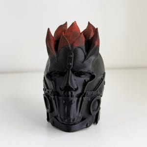 Miniaturowa replika hełmu Aeriona Targaryena – element wystawowy inspirowany Rycerzem Siedmiu Królestw