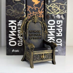 Ekspozycja tronu smoka inspirowana Czwartym Skrzydłem | Cytat Xadena Riorsona (druk 3D)