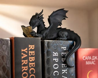 Decoración de estantería con dragón lector, figura de dragón negro impresa en 3D, regalo para amantes de los libros de fantasía, decoración de rincón de lectura gótico.