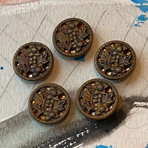 5つのヴィンテージミラーバックフィリグリーボタン。パンチングメタルの下に虹色のボタンが入っています。