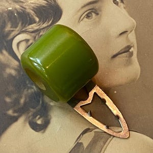 Pince à robe en bakélite vintage ronde verte, bijoux des années 1930