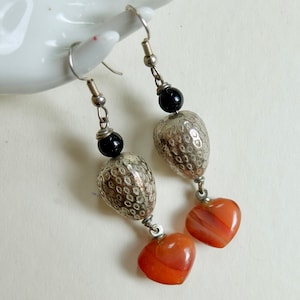 Vintage Earrings Pierced Drop Dangle Textured Silver Metal Bead Agate Heart