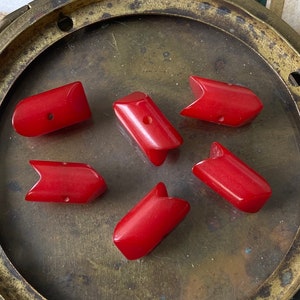 6 Vintage Arrow Shaped  Bakelite Buttons Red Nesting