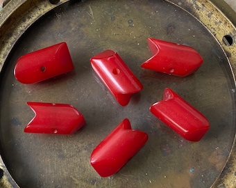 6 Vintage Arrow Shaped  Bakelite Buttons Red Nesting