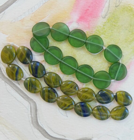 Lot De Perles En Pâte De Verre Unies - Formes Olives Diverses, Tons De Vert, Origine Inde