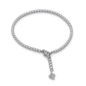 Puede incluir: Una pulsera de tenis plateada con una fila de piedras preciosas redondas y transparentes. La pulsera tiene un cierre seguro y una cadena ajustable. Las piedras preciosas est&aacute;n espaciadas uniformemente y reflejan la luz. Se muestra sobre fondo blanco.