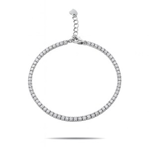 Puede incluir: Una pulsera plateada con una fila de peque&ntilde;as piedras preciosas transparentes. La pulsera tiene una cadena delicada y un detalle en forma de coraz&oacute;n cerca del cierre. Las piedras preciosas est&aacute;n espaciadas uniformemente y reflejan la luz.