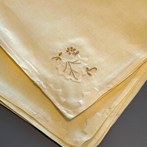 Set of four Vintage Linen Napkins - Pale Yellow and Gold Linen Table Napkins - Large Dinner Napkins - 16” square