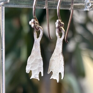 Pendientes de murciélago durmiente hechos a mano en plata de ley - Joyería de Halloween