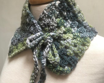 blue green scarflette, blue green neckpiece, crochet scarf, handspun wool scarf, blue white scarf, crochet collar "frisk"