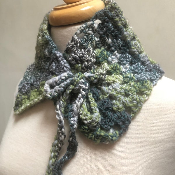 blue green scarflette, blue green neckpiece, crochet scarf, handspun wool scarf, blue white scarf, crochet collar "frisk"