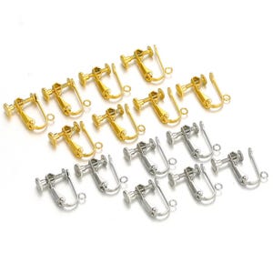 Op de afbeelding: Een set van 14 gouden en zilveren oorclips. De oorclips zijn gemaakt van metaal en hebben een schroefsluiting. Ze zijn ontworpen om te worden gedragen zonder gepiercete oren.