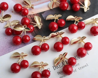 1 breloque cerises coeur effet émaillé en acier doré