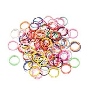 Könnte beinhalten: Ein großer Haufen bunter Gummibänder in verschiedenen Farbtönen von Rosa, Rot, Orange, Gelb, Grün, Blau und Lila.