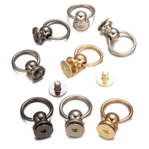 Può includere: Assortimento di moschettoni girevoli in metallo con sfera e vite. I moschettoni sono disponibili in argento, oro e nero.