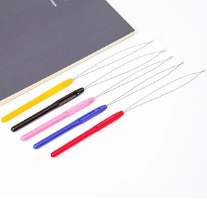 Può includere: Sei aghi per lana in plastica colorati con anelli metallici. Gli aghi sono gialli, neri, rosa, blu e rossi.