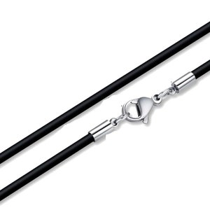 Könnte beinhalten: Eine schwarze Gummikette mit einem silbernen Verschluss und Endkappen.