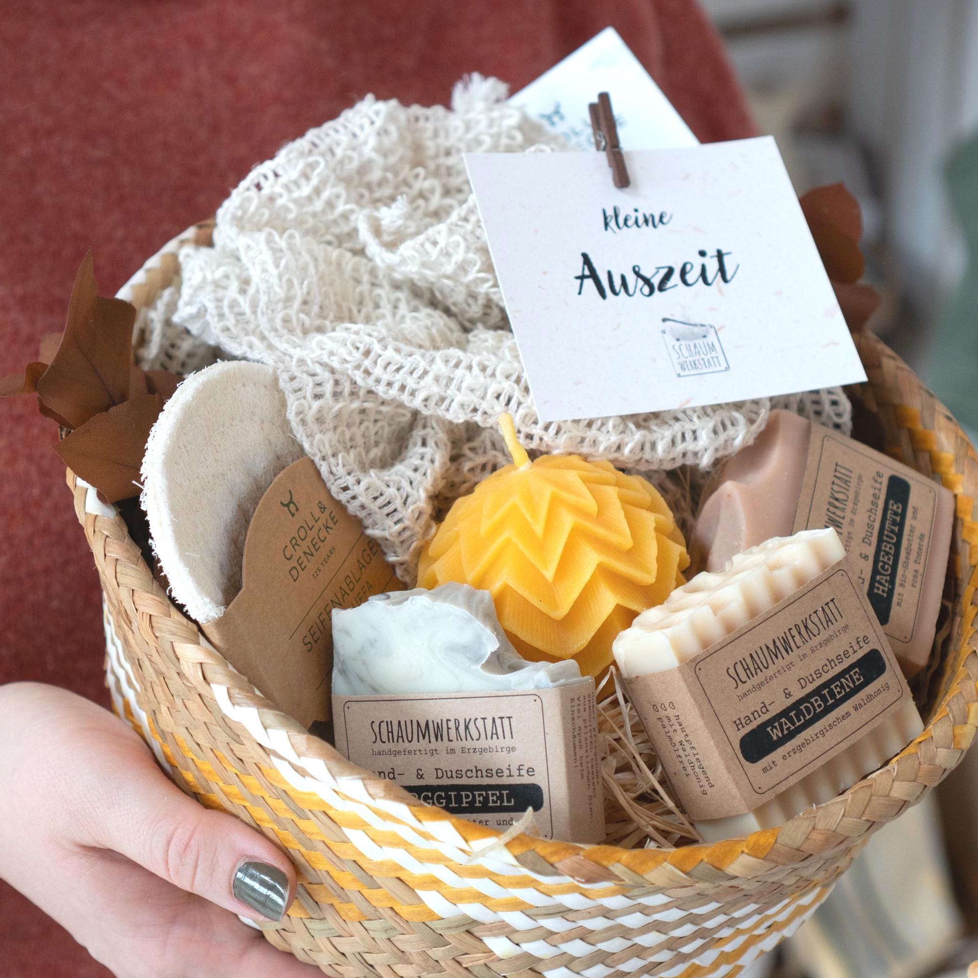 Wellnesskorb Gemütlichkeit – Geschenkkorb mit Naturseife & Bienenwachskerze | Geschenkidee für Freundin, kleine Aufmerksamkeit, Badezimmer
