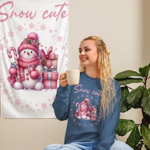 Schnee niedliches Shirt, rosa Schneemann-Shirt, niedliches Schneemann-Kleid, festliches Schneemann-T-Shirt, entzückender Schneemann, Weihnachts-Schneemann, rosa festliche Kleidung