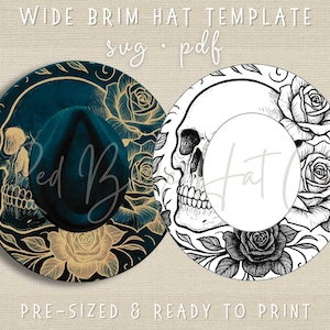Puede incluir: Dos plantillas de sombreros de ala ancha. Una presenta un sombrero verde azulado con un diseño de calavera y rosas doradas. La otra es un diseño de calavera y rosas en blanco y negro. El texto incluye "WIDE BRIM HAT TEMPLATE", "svg", "pdf" y "PRE-SIZED & READY TO PRINT".