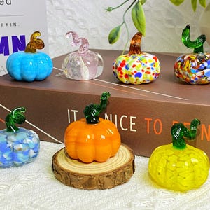 ガラスのパンプキンの置物、小さなガラスのパンプキン、ミニチュアのカボチャ、小さなガラスの置物、家の装飾、吹きガラス、ハロウィンの装飾