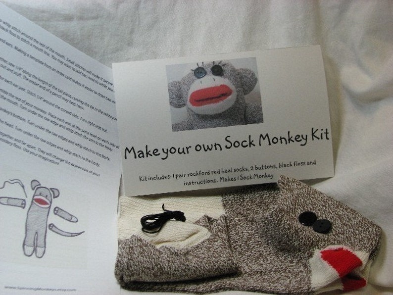 Puede incluir: Un kit de artesan&iacute;a de mono de calcet&iacute;n con instrucciones, un par de calcetines de tal&oacute;n rojo, dos botones, hilo negro y un mono de calcet&iacute;n parcialmente ensamblado.